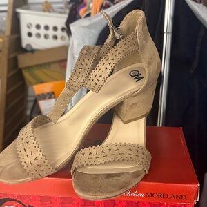 Chelsea Moreland Women's Tan Heels